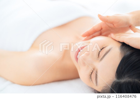 エステサロンでスキンケアをするミドルの女性 116408476