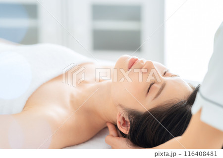 エステサロンでスキンケアをするミドルの女性 116408481