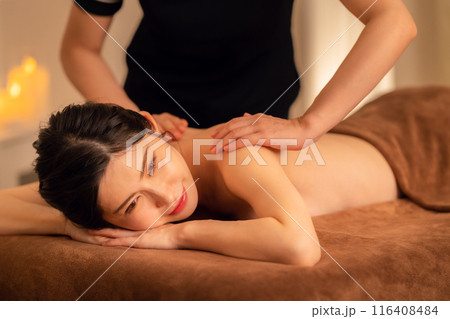 エステサロンでスキンケアをするミドルの女性 116408484