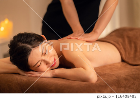 エステサロンでスキンケアをするミドルの女性 116408485