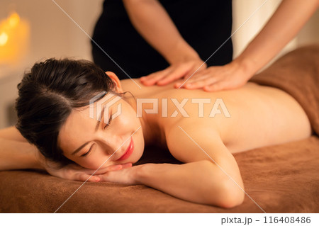 エステサロンでスキンケアをするミドルの女性 エステサロンでスキンケアをするミドルの女性 116408486