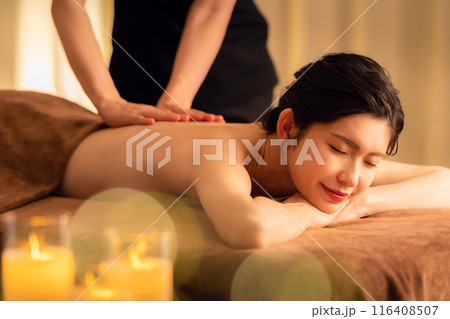 エステサロンでスキンケアをするミドルの女性 116408507