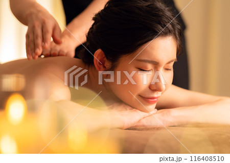 エステサロンでスキンケアをするミドルの女性 エステサロンでスキンケアをするミドルの女性 116408510