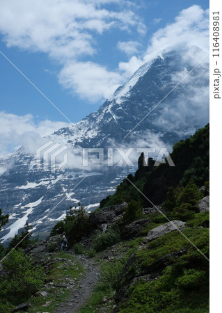 スイスアルプスの絶景トレイル。アイガーとグリンデルワルト(Grindelwald) 116408981