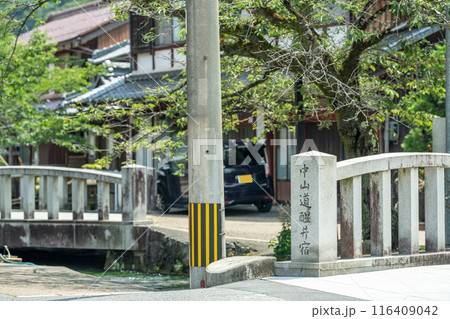 滋賀県米原市　旧中山道の醒井宿の街並みと用水路 116409042