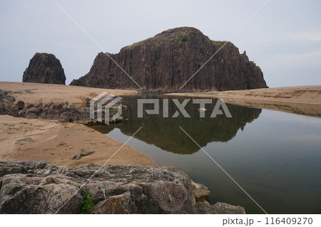 京丹後市の巨大な立岩と水面の風景 Ver2 京丹後市の巨大な立岩と水面の風景 Ver2 116409270