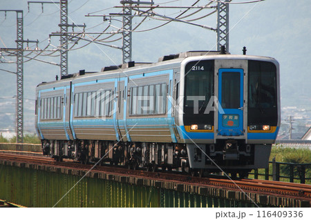 重信川を渡る予讃線特急宇和海号(2000系貫通型:松山⇔宇和島) 重信川を渡る予讃線特急宇和海号(2000系貫通型:松山⇔宇和島) 116409336