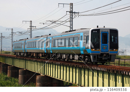 重信川を渡る予讃線特急宇和海号(2000系貫通型:松山⇔宇和島) 重信川を渡る予讃線特急宇和海号(2000系貫通型:松山⇔宇和島) 116409338