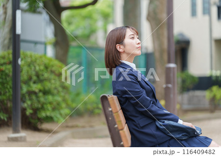 公園で考える女子高校生 公園で考える女子高校生 116409482