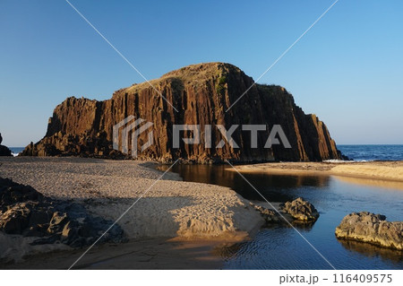 快晴の青空にそびえ立つ柱状節理の巨大な一枚岩立岩の風景 Ver1 快晴の青空にそびえ立つ柱状節理の巨大な一枚岩立岩の風景 Ver1 116409575