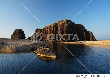 快晴の青空にそびえ立つ柱状節理の巨大な一枚岩立岩の風景　Ver2 116409578