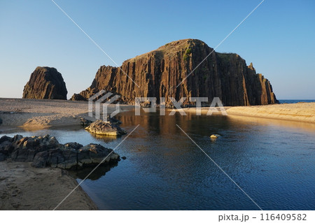 快晴の青空にそびえ立つ柱状節理の巨大な一枚岩立岩の風景 Ver4 快晴の青空にそびえ立つ柱状節理の巨大な一枚岩立岩の風景 Ver4 116409582