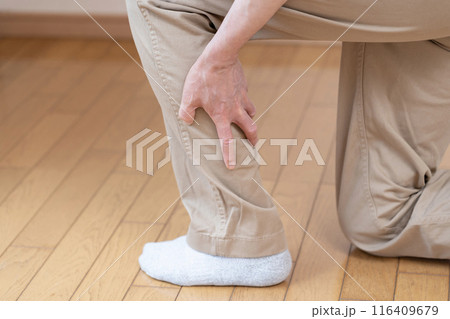 足が攣る　痙攣　こむら返り 116409679