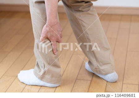 足が攣る　痙攣　こむら返り 116409681