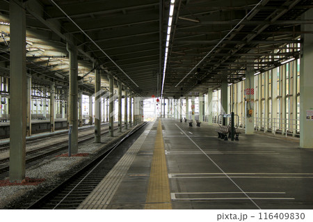 誰もいない駅の新幹線ホーム 116409830