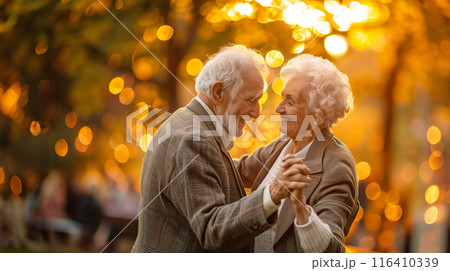 晩秋の公園で踊るシニアカップル AI画像 116410339