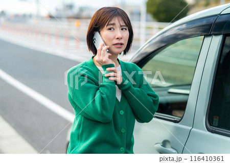 車のトラブルで電話する女性　自動車事故で困る女性 116410361