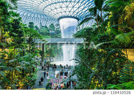 シンガポール チャンギ空港 ジュエルの人工滝 シンガポール チャンギ空港 ジュエルの人工滝 116410526