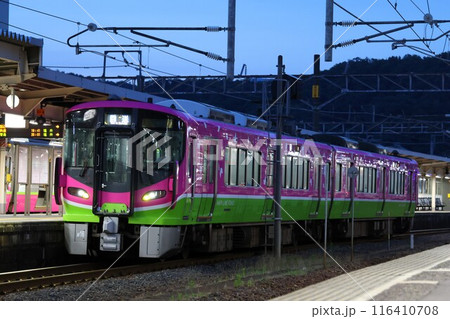 【ハピラインふくい】夜の521系〜特別塗装〜(ハピラインふくい線:敦賀駅) 【ハピラインふくい】夜の521系〜特別塗装〜(ハピラインふくい線:敦賀駅) 116410708