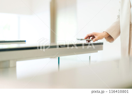 セキュリティゲートを通過する人の手元 116410801