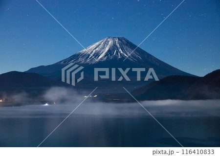 本栖湖で眺める夜の富士山 山梨県身延町にて 本栖湖で眺める夜の富士山 山梨県身延町にて 116410833