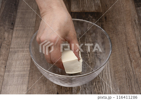 小倉アイスを作る工程　豆腐と甘酒を混ぜ合わせる 116411286