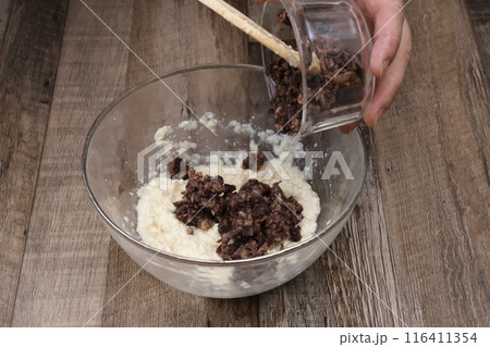 小倉アイスを作る工程 発酵あんこを混ぜ合わせる 小倉アイスを作る工程 発酵あんこを混ぜ合わせる 116411354