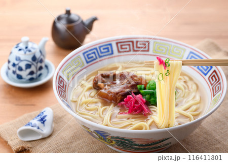 沖縄のソウルフード ソーキそば （　炙り軟骨ソーキそば ） 116411801