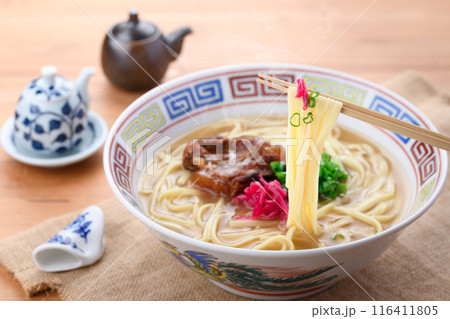 沖縄のソウルフード ソーキそば （　炙り軟骨ソーキそば ） 116411805