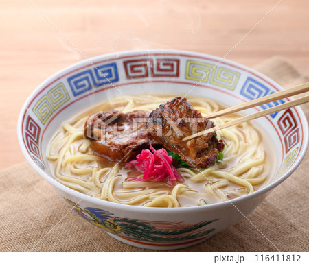 沖縄のソウルフード ソーキそば （　炙り軟骨ソーキそば ） 116411812