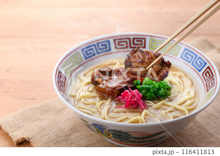 沖縄のソウルフード ソーキそば （　炙り軟骨ソーキそば ） 116411813