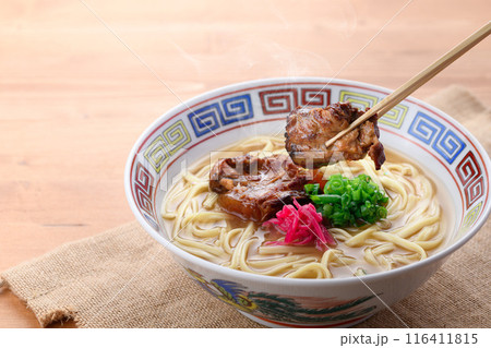 沖縄のソウルフード ソーキそば （　炙り軟骨ソーキそば ） 116411815