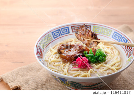 沖縄のソウルフード ソーキそば （　炙り軟骨ソーキそば ） 116411817