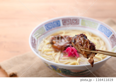 沖縄のソウルフード ソーキそば （　炙り軟骨ソーキそば ） 116411819