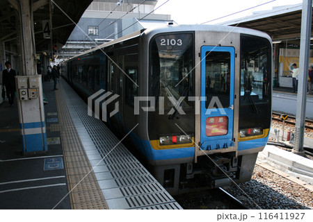 岡山駅に停車中の特急南風号（2000系貫通型：岡山⇔高知） 116411927