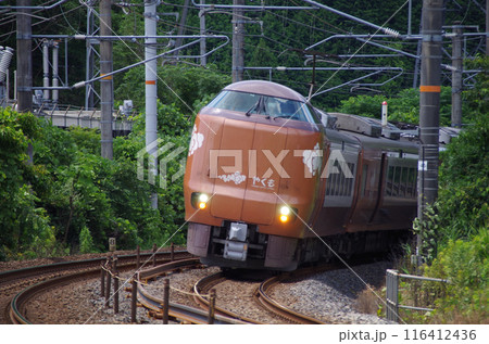 車体を大きく傾けてカーブを通過する新型やくも号 116412436