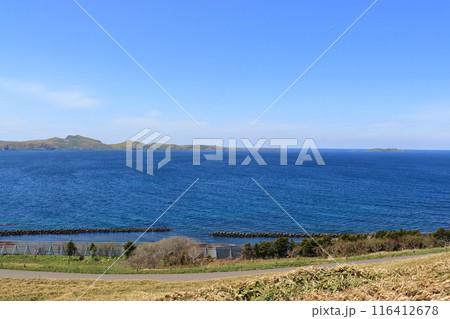 礼文島 金田ノ岬から船泊湾を挟んだ対岸のスコトン岬とトド島 116412678