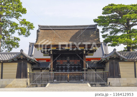 京都御所 新緑に包まれた建礼門 京都御所 新緑に包まれた建礼門 116412953