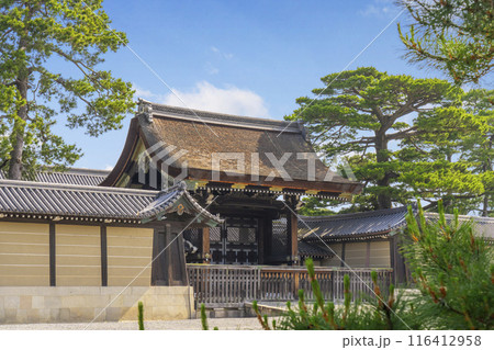 京都御所 新緑に包まれた建礼門 京都御所 新緑に包まれた建礼門 116412958