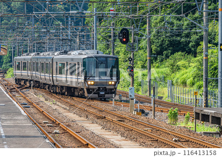 JR西日本北陸線近江塩津駅に進入する新快速電車 JR西日本北陸線近江塩津駅に進入する新快速電車 116413158