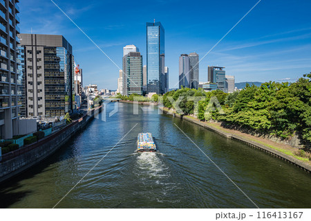 寝屋川を行くアクアライナーとOBP風景 116413167
