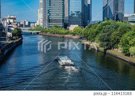 寝屋川を行くアクアライナーとOBP風景 116413168