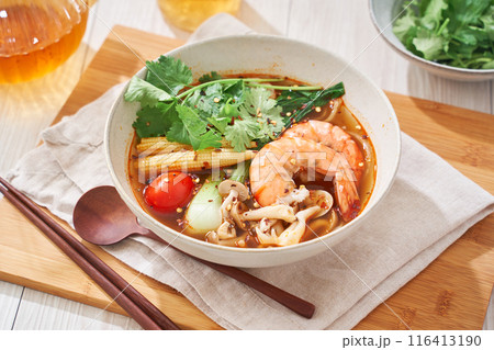 春雨の麺にエビなどをトッピングした具沢山の麻辣湯 春雨の麺にエビなどをトッピングした具沢山の麻辣湯 116413190