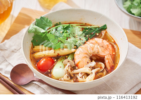 春雨の麺にエビなどをトッピングした具沢山の麻辣湯 春雨の麺にエビなどをトッピングした具沢山の麻辣湯 116413192