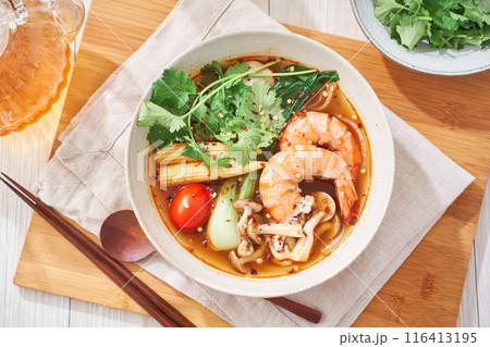 春雨の麺にエビなどをトッピングした具沢山の麻辣湯 116413195