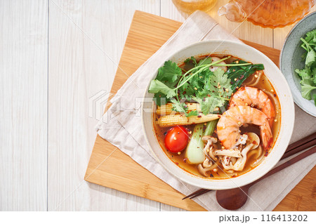 春雨の麺にエビなどをトッピングした具沢山の麻辣湯 春雨の麺にエビなどをトッピングした具沢山の麻辣湯 116413202
