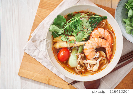 春雨の麺にエビなどをトッピングした具沢山の麻辣湯 春雨の麺にエビなどをトッピングした具沢山の麻辣湯 116413204