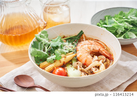 春雨の麺にエビなどをトッピングした具沢山の麻辣湯 春雨の麺にエビなどをトッピングした具沢山の麻辣湯 116413214