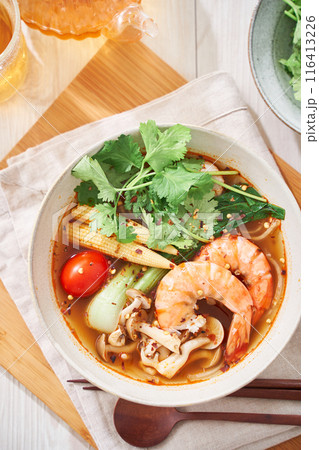 春雨の麺にエビなどをトッピングした具沢山の麻辣湯 春雨の麺にエビなどをトッピングした具沢山の麻辣湯 116413226