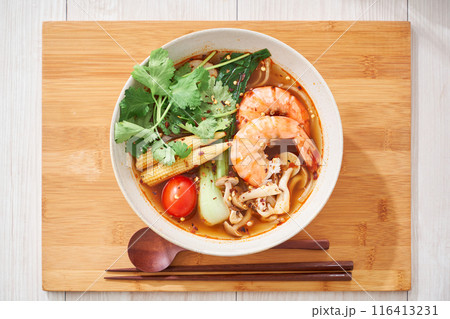 春雨の麺にエビなどをトッピングした具沢山の麻辣湯 春雨の麺にエビなどをトッピングした具沢山の麻辣湯 116413231